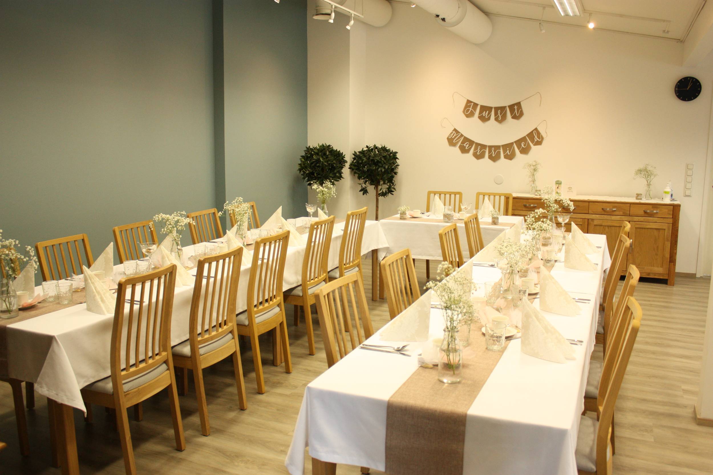 Party decorations and flowers in the stylish and cozy Taito Gallery. The tables are arranged in a shape of u fr a wedding party. 