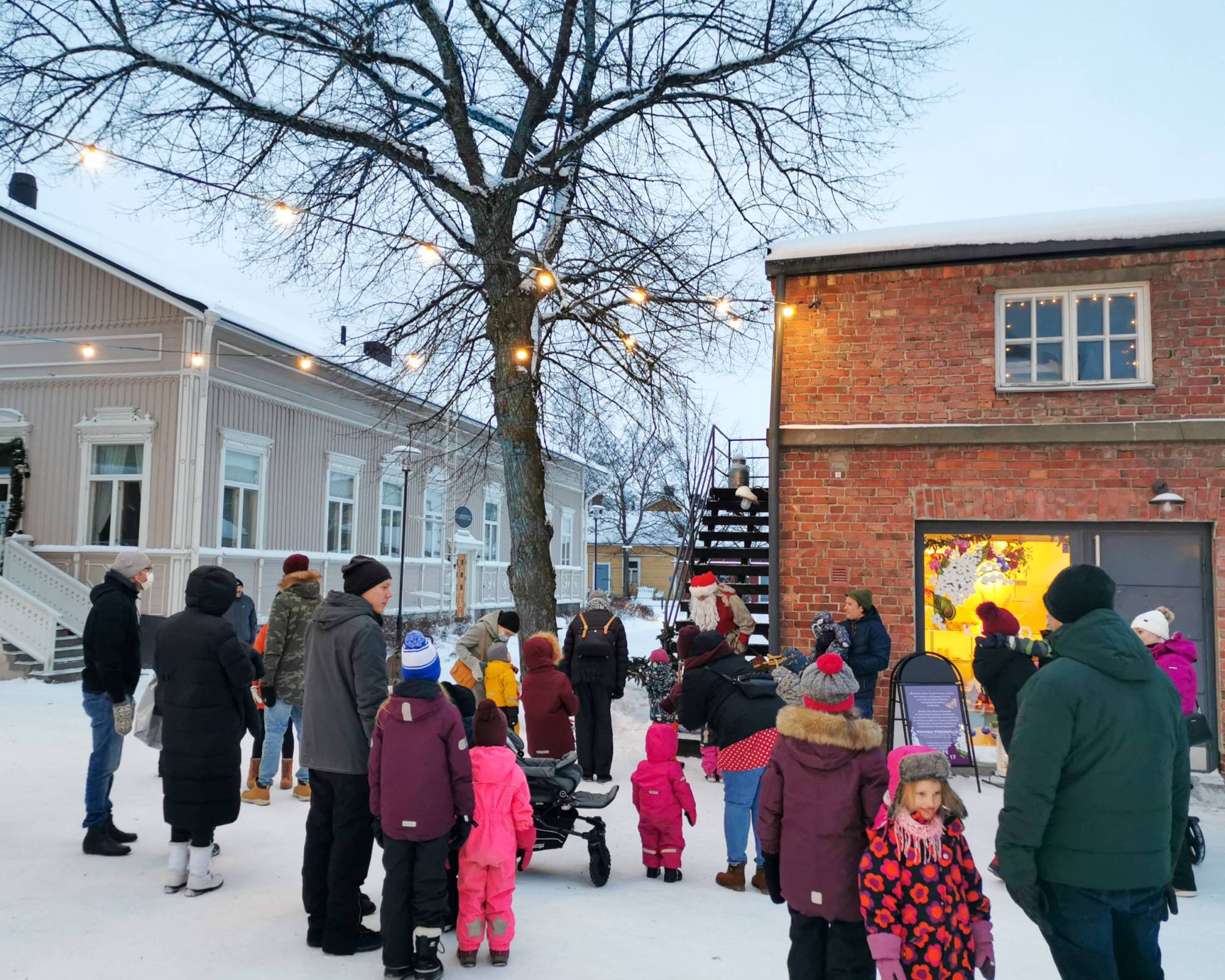 Joulupukki ottamassa lasten toiveita vastaan