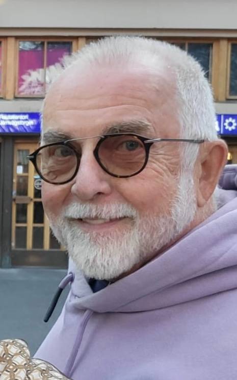 Väri kantaa kylmän yli -näyttelyn taiteilija Markku Uitto