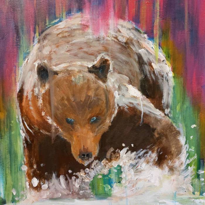 Lumessa revontulten loisteessa eteenpäin tarpova karhu -maalaus