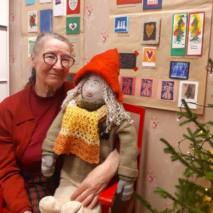 Liisa Kontturi ja joulukortteja joulukorttinäyttelyssä Taitokammarin Tonttulassa
