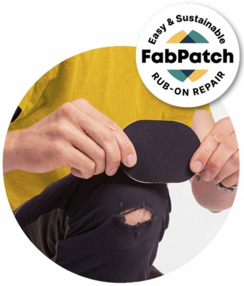 FabPatch vaatelaastarin tuotekuva. Kuvan etualalla rikkinäinen housunpolvi, ja kädet pitelevät vaatelaastaria reiän yllä, kuin olisi juuri tarkoitus kiinnittää se reiän päälle. 