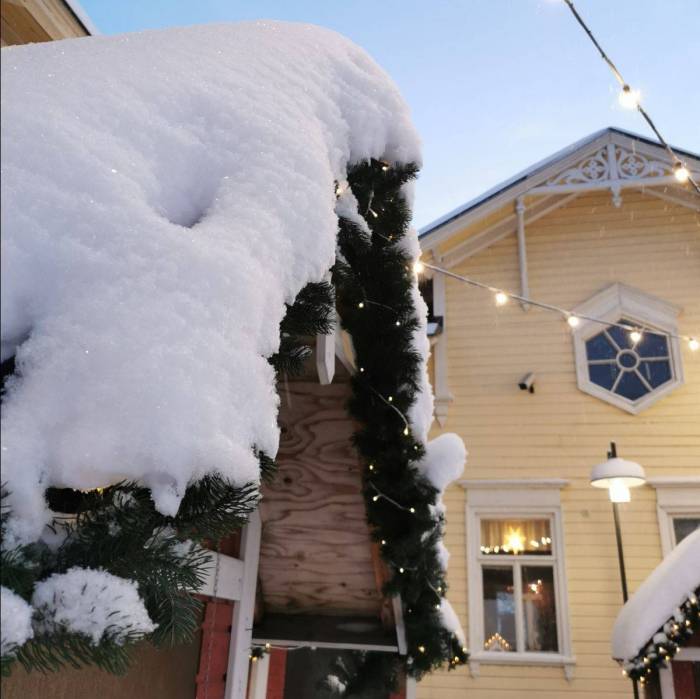 Luminen myyntimökki ja jouluvaloja Taitokorttelin pihalla