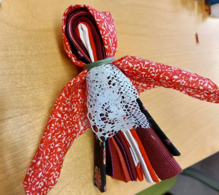 Joensuun Kalevalaisten Naisten kalevalainen perinnenukke