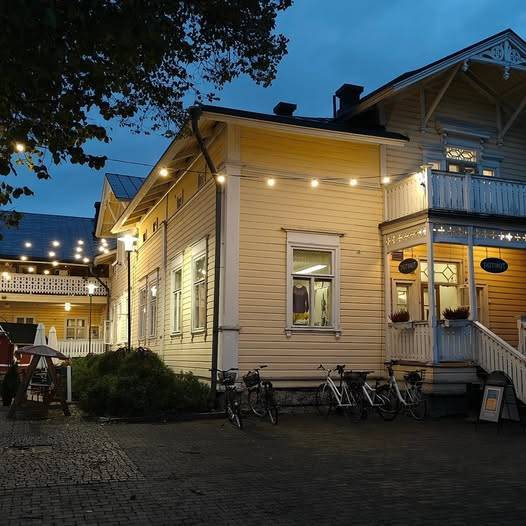 Pihavalojen loistetta Taitokorttelin pimenevällä pihalla